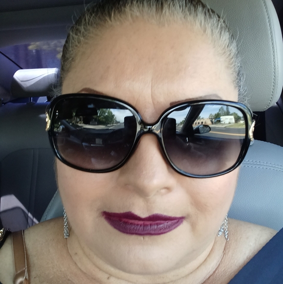 Meet your Posher, Cynthia - Picture 2 of 3